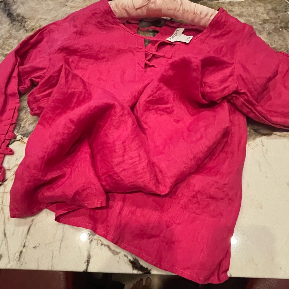 Linen women’s top, long sleeve with detail cut out.